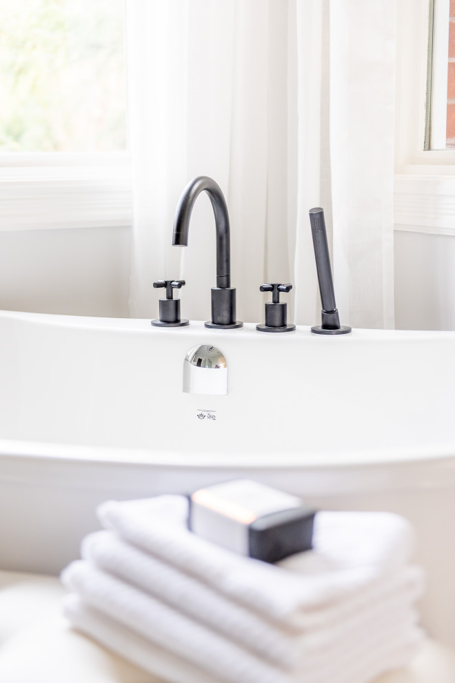 Transitional home design photo in Toronto