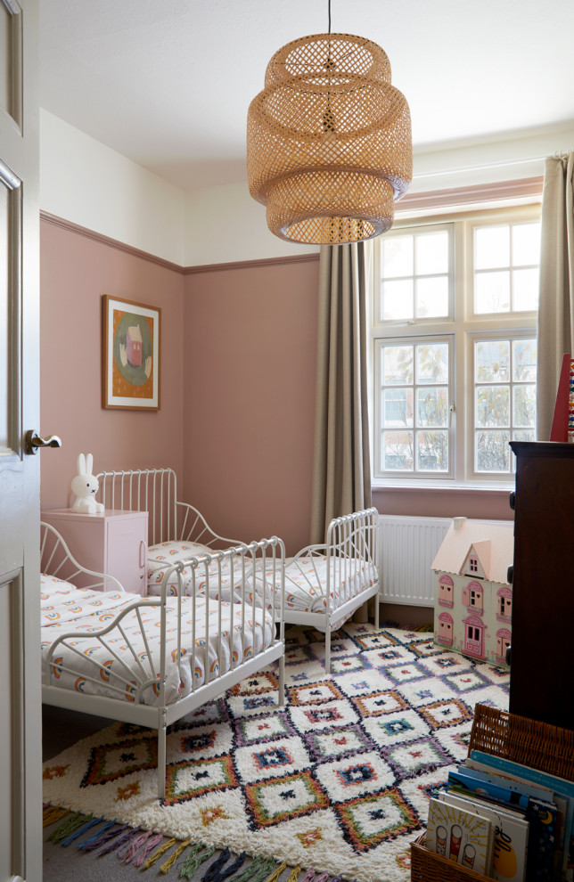 Ejemplo de dormitorio infantil clásico renovado de tamaño medio