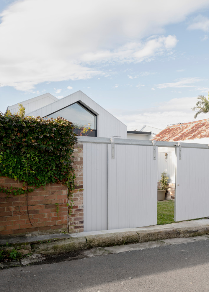 Kleines, Einstöckiges Modernes Einfamilienhaus mit grauer Fassadenfarbe, Satteldach, Blechdach und grauem Dach in Sydney
