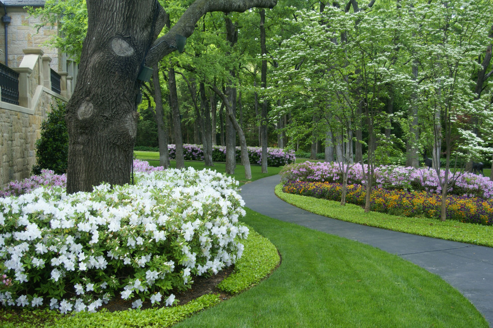 Inspiration for a traditional shaded garden in Dallas with a garden path.