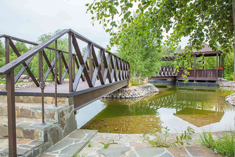 Садовые дорожки и беседка