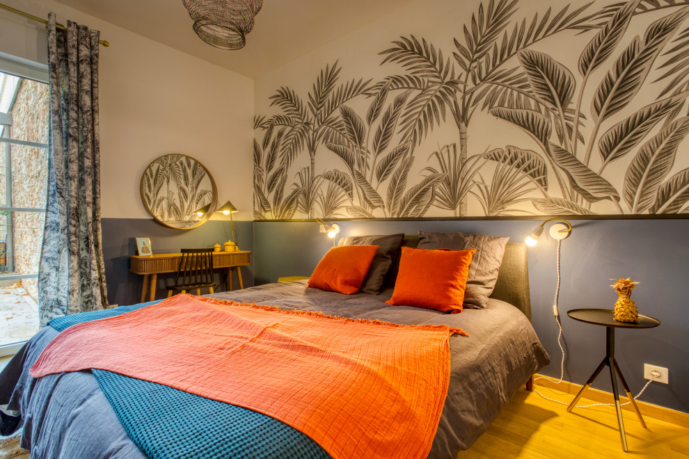 Пример оригинального дизайна: хозяйская спальня среднего размера в современном стиле с синими стенами, светлым паркетным полом, коричневым полом и обоями на стенах