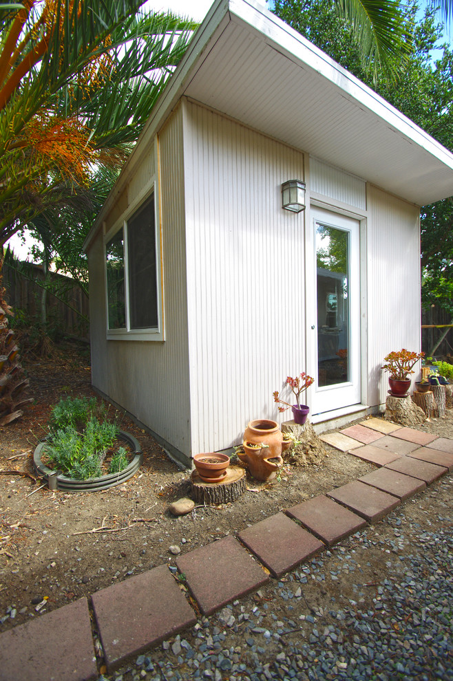 Photo of a midcentury detached shed and granny flat in San Francisco.
