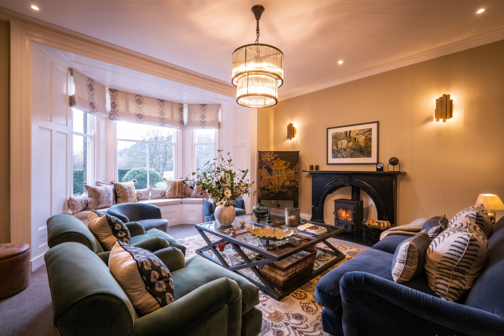 На фото: гостиная комната в классическом стиле с коричневыми стенами, ковровым покрытием, печью-буржуйкой и серым полом с