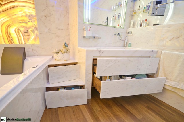 maison c&eacute;l&egrave;bre panneau contemporary-bathroom