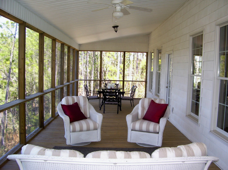 Mid-sized modern backyard screened-in verandah in Charleston with decking and a roof extension.