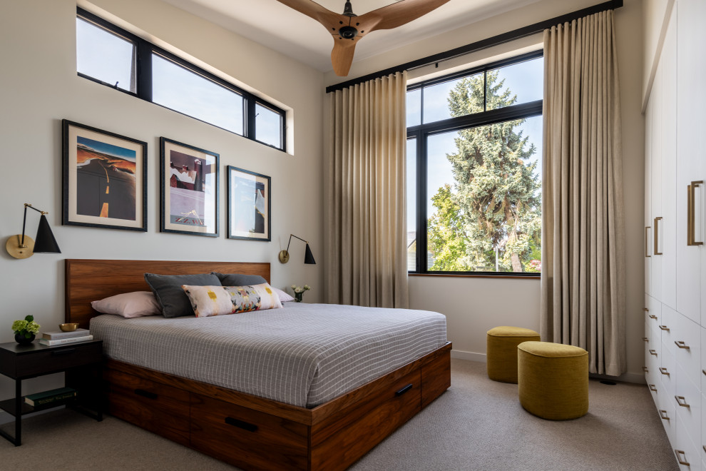 Modernes Schlafzimmer mit beiger Wandfarbe, Teppichboden, grauem Boden und gewölbter Decke in Seattle