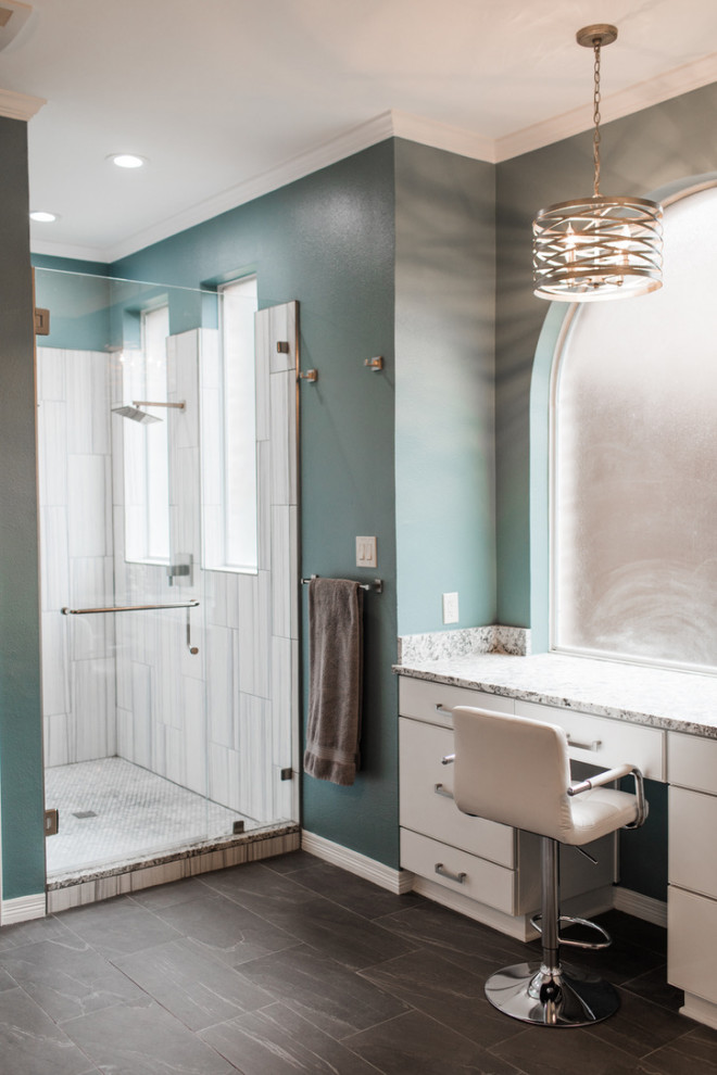 Idéer för mellanstora vintage grått en-suite badrum, med luckor med infälld panel, vita skåp, vit kakel och granitbänkskiva