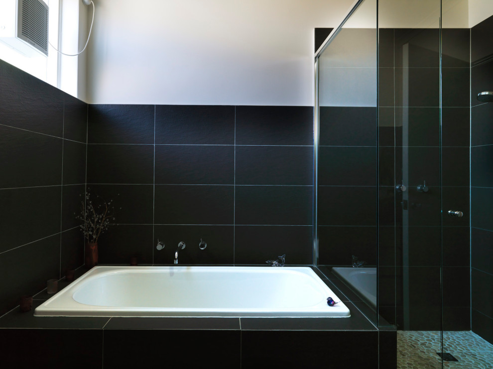Photo of a midcentury bathroom in Melbourne.