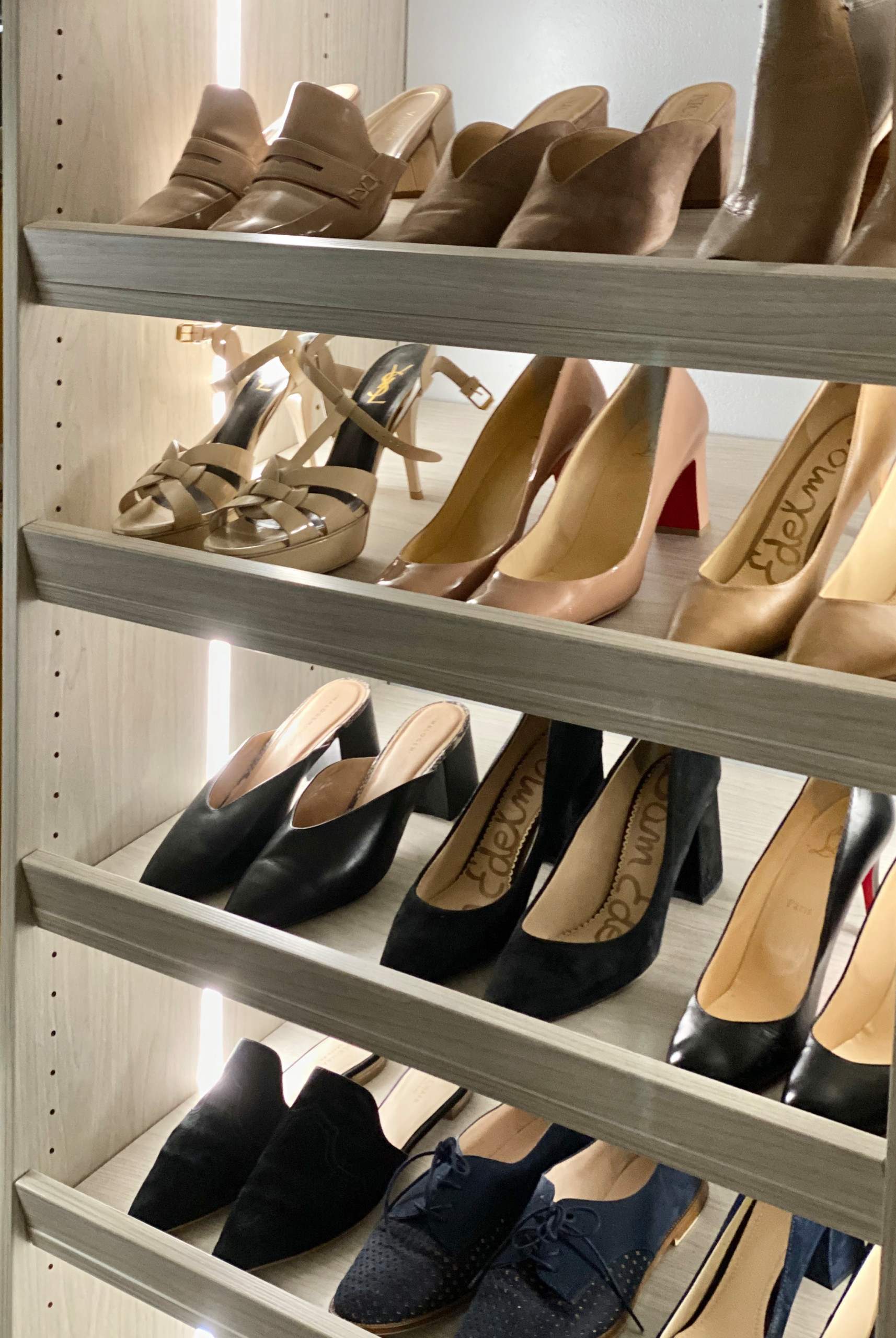 Slanted shoe shelves