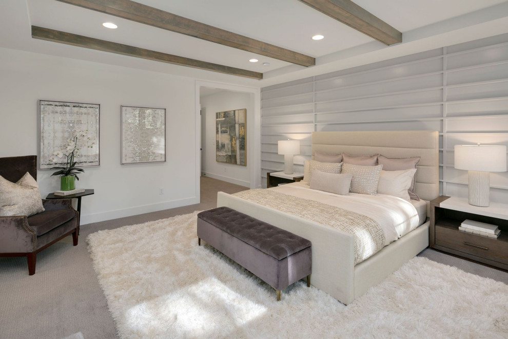 Modelo de dormitorio principal campestre grande sin chimenea con paredes blancas, moqueta, suelo gris y machihembrado