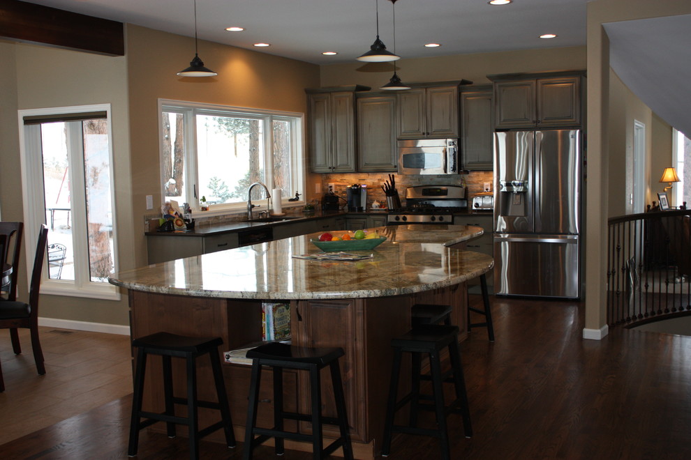 Kitchen - transitional kitchen idea in Denver