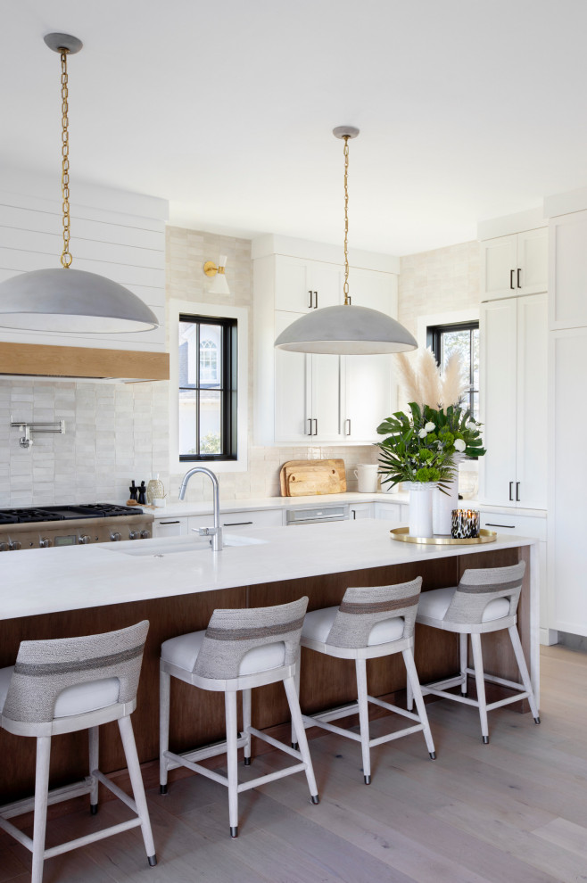 This is an example of a coastal kitchen in Charleston.