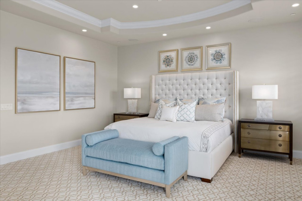 Пример оригинального дизайна: большая хозяйская спальня в морском стиле с белыми стенами, ковровым покрытием, стандартным камином, фасадом камина из камня, бежевым полом и многоуровневым потолком