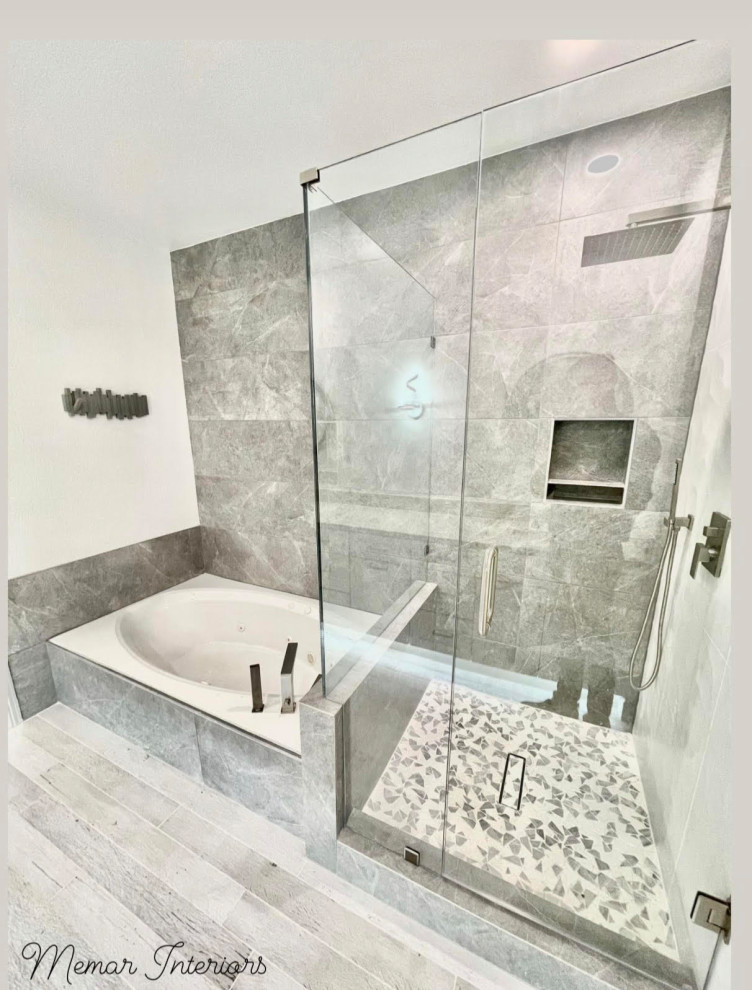 Inspiration för mellanstora lantliga beige en-suite badrum, med skåp i shakerstil, vita skåp, en dusch/badkar-kombination, vit kakel, bänkskiva i kvartsit och dusch med gångjärnsdörr