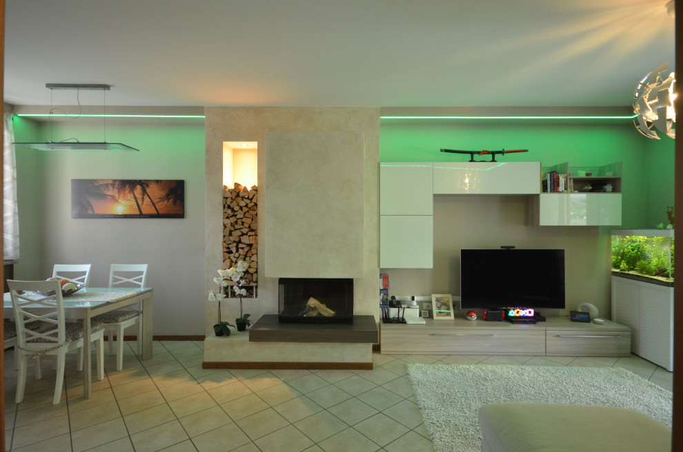 Foto di un piccolo soggiorno bohémian con pareti beige, pavimento in gres porcellanato, TV a parete e pavimento beige