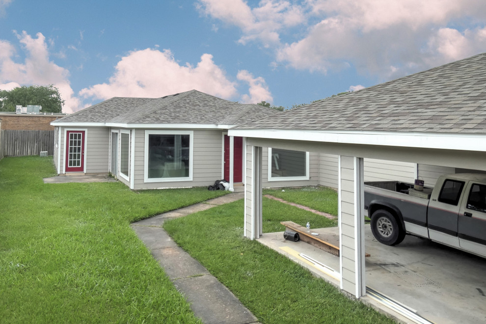 Mittelgroßes, Einstöckiges Klassisches Einfamilienhaus mit Faserzement-Fassade, grauer Fassadenfarbe, Walmdach, Schindeldach, grauem Dach und Verschalung in Houston