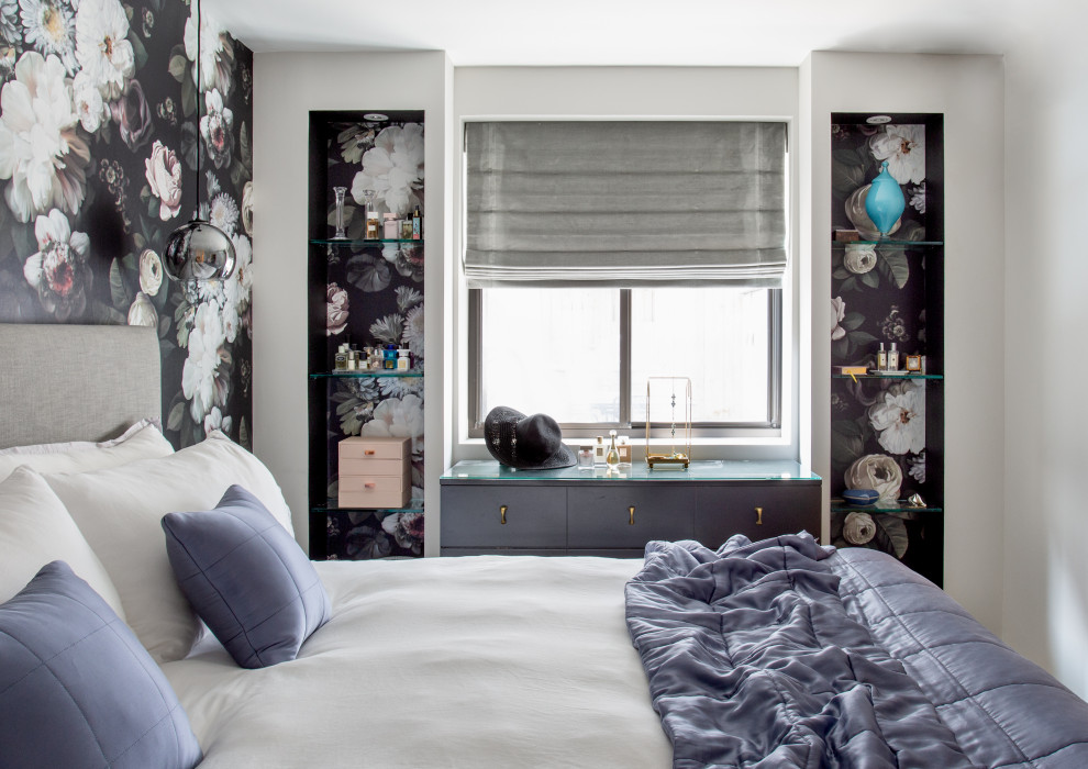 Kleines Eklektisches Hauptschlafzimmer mit schwarzer Wandfarbe, hellem Holzboden, weißem Boden und Tapetenwänden in New York