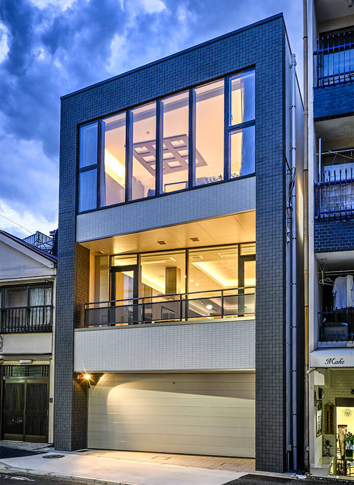 Dreistöckiges Modernes Einfamilienhaus mit grauer Fassadenfarbe