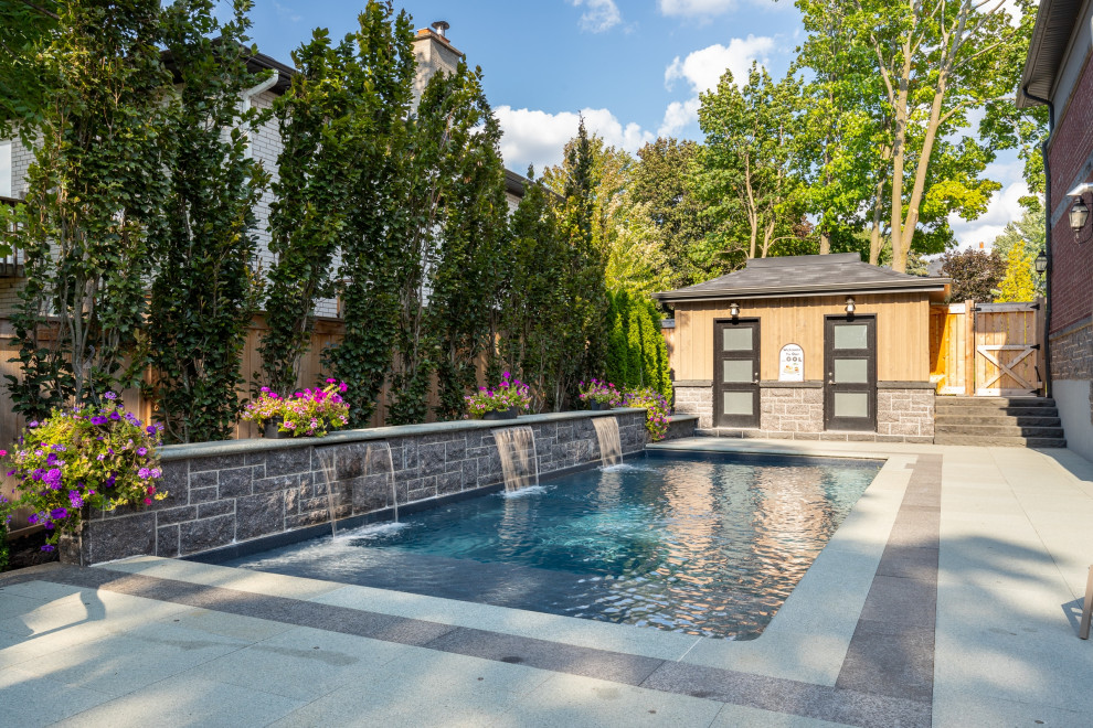 Kleiner Klassischer Pool neben dem Haus in rechteckiger Form mit Pool-Gartenbau und Natursteinplatten in Toronto