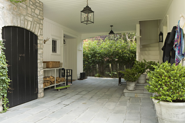 Rustic Canyon New Home klassicheskiy-dvorik