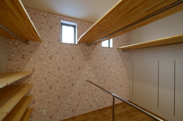 伊奈町の家（豊川市）ウォークインクローゼット minimalistisch-ankleidezimmer