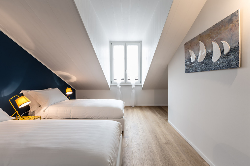 Foto di una camera degli ospiti minimal con parquet chiaro