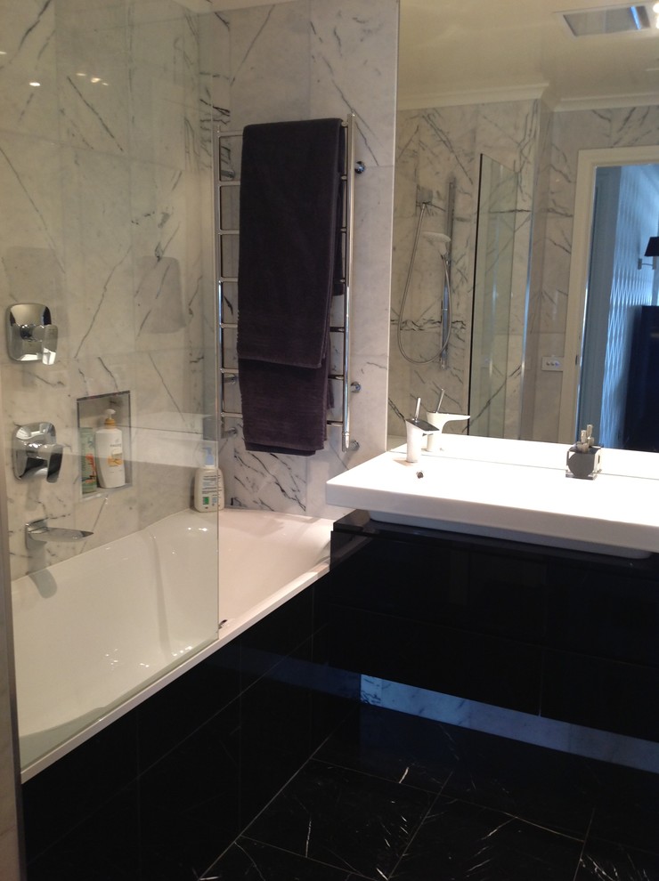 Photo of a modern bathroom in Melbourne.