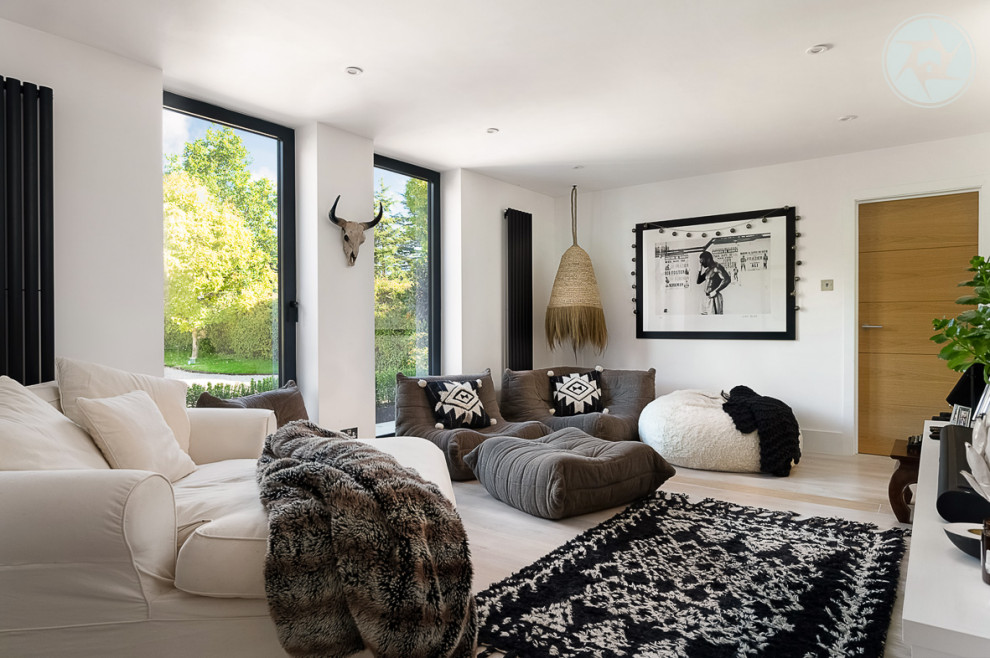 Свежая идея для дизайна: изолированная гостиная комната среднего размера в стиле модернизм с белыми стенами, полом из бамбука и коричневым полом - отличное фото интерьера