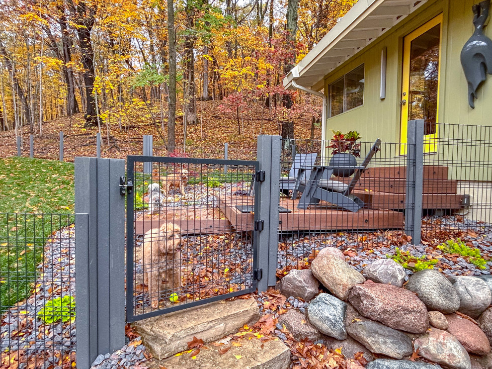 Design ideas for a mid-century modern metal fence landscaping in Chicago.