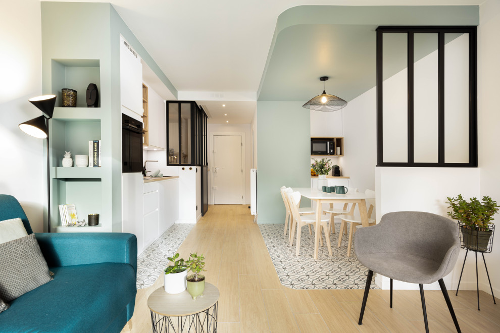 Foto di un soggiorno moderno con pareti blu, pavimento con piastrelle in ceramica e pavimento multicolore