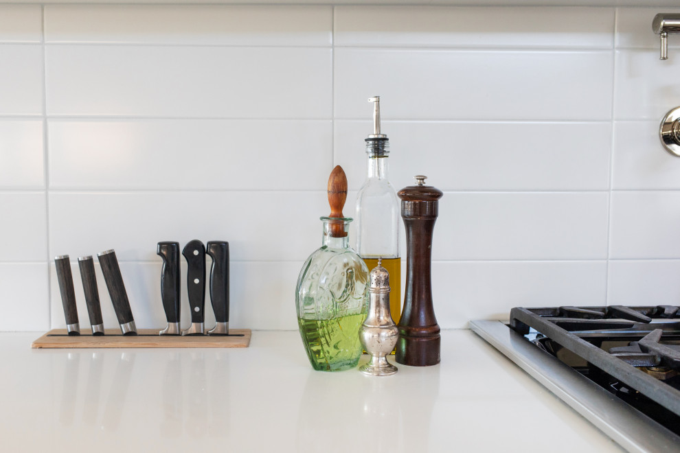 This is an example of a modern kitchen in Milwaukee.