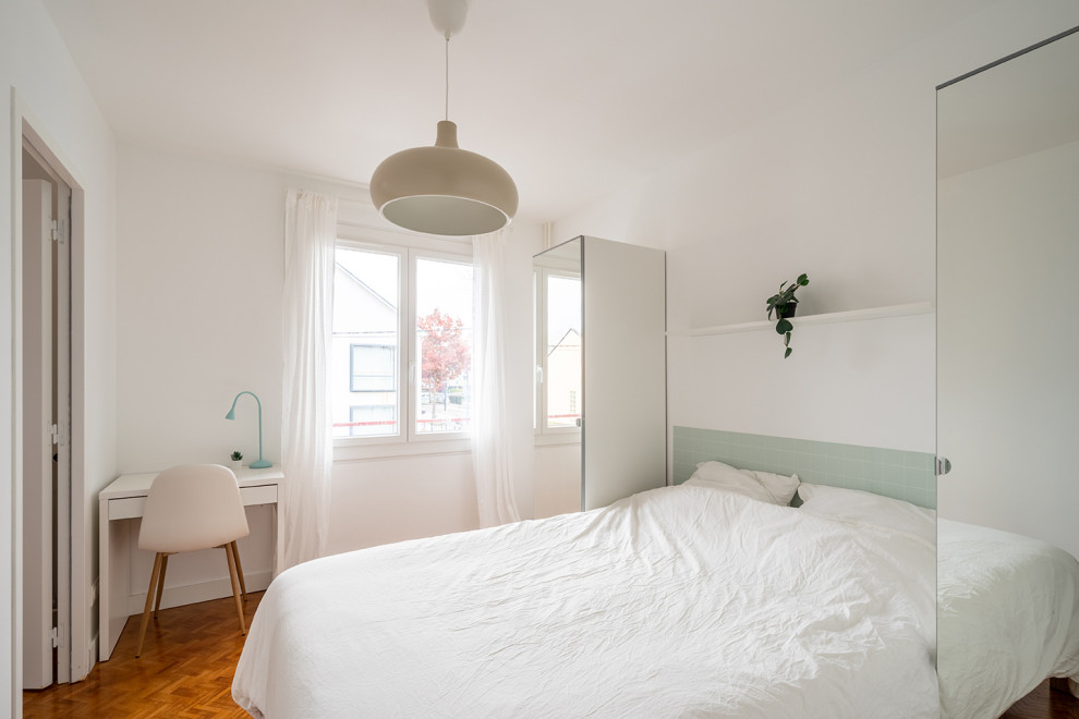 Идея дизайна: гостевая спальня среднего размера, (комната для гостей) в современном стиле с белыми стенами, паркетным полом среднего тона, коричневым полом и обоями на стенах без камина