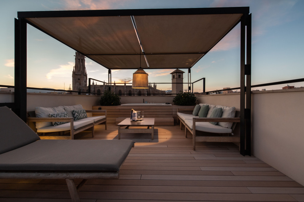 Mid-sized rooftop and rooftop deck in Frankfurt with an outdoor shower, an awning and mixed railing.