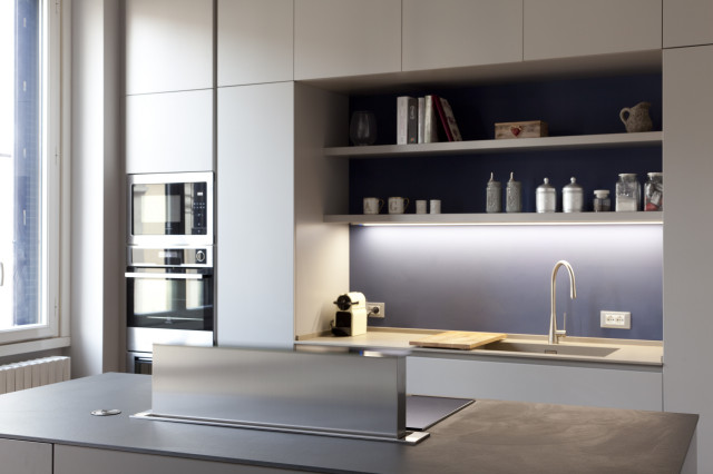 cucina con fondo blu modern-kueche