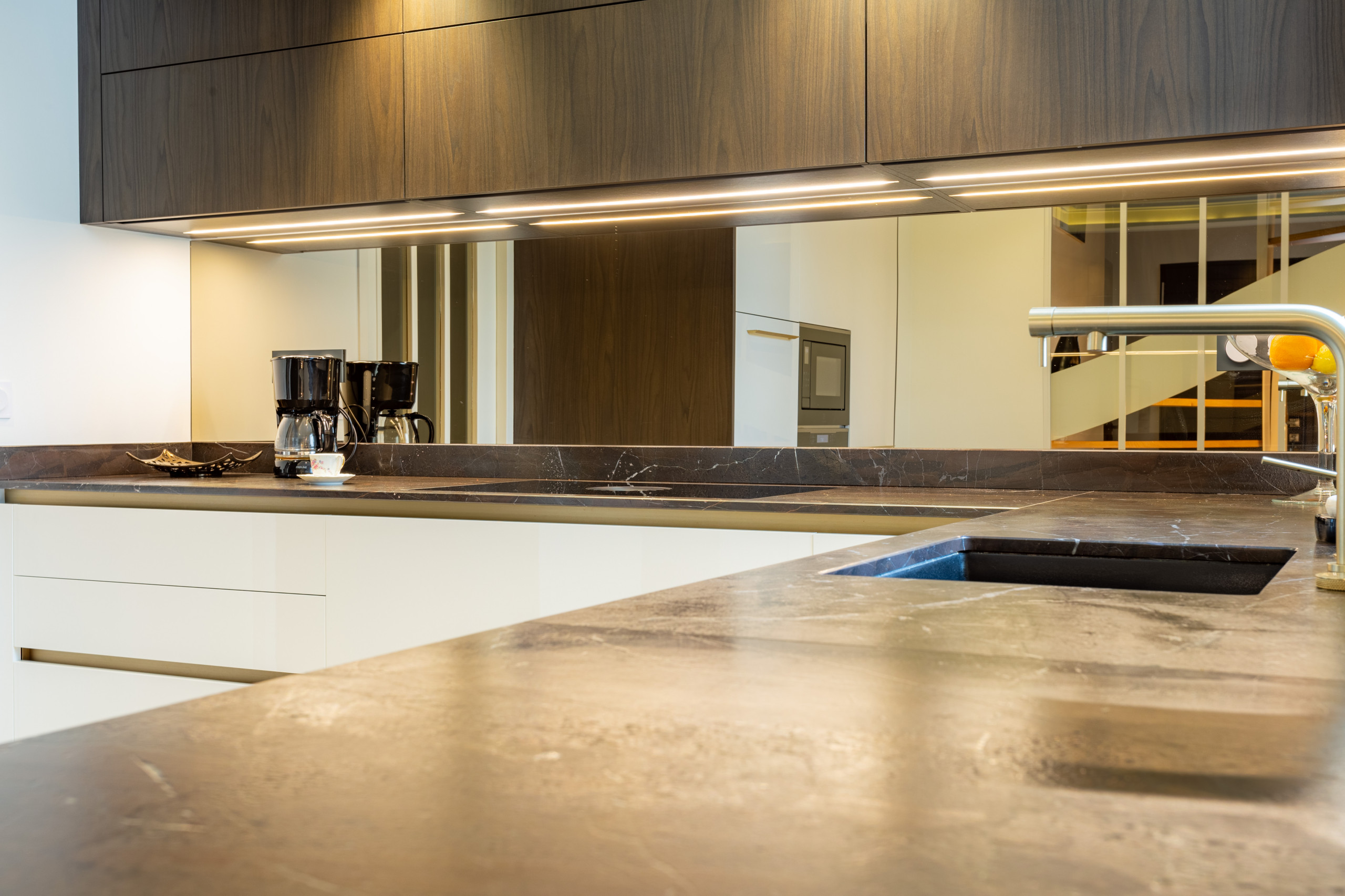 Création d'une cuisine chic dans une maison contemporaine aux finitions soignées