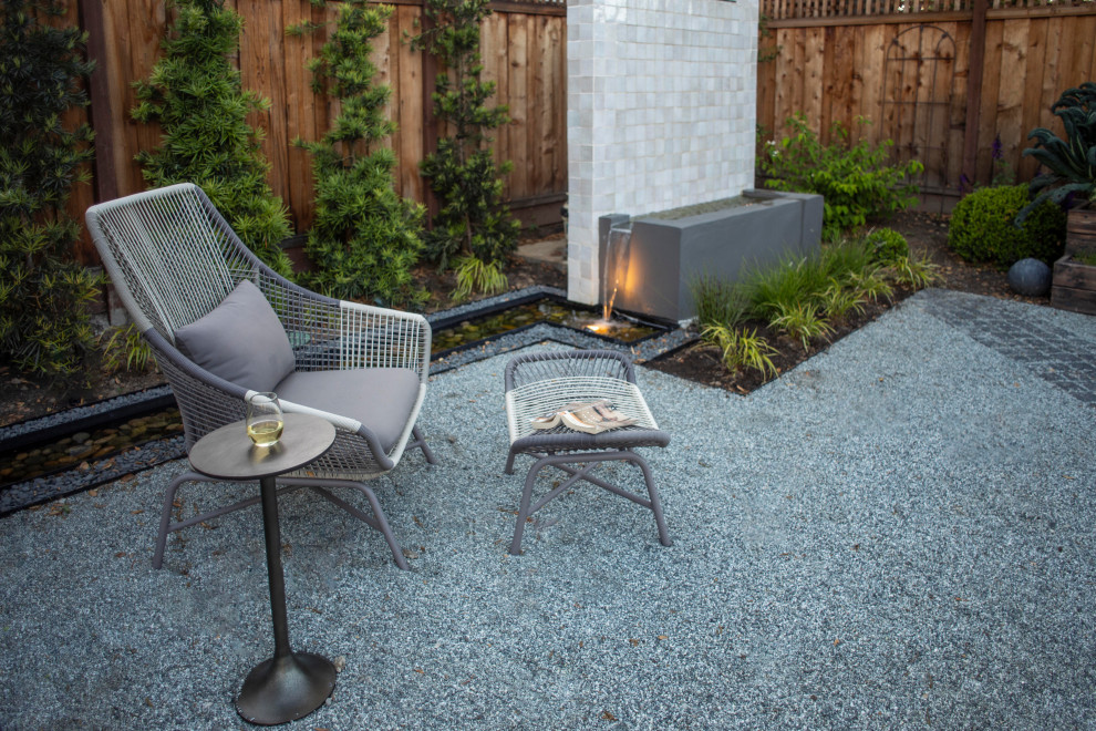 Design ideas for a small contemporary back patio in Other with gravel.