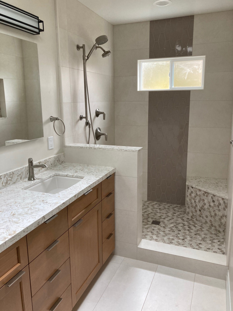 サンディエゴにある北欧スタイルのおしゃれな浴室 (淡色木目調キャビネット、ベージュのカウンター、洗面台2つ) の写真