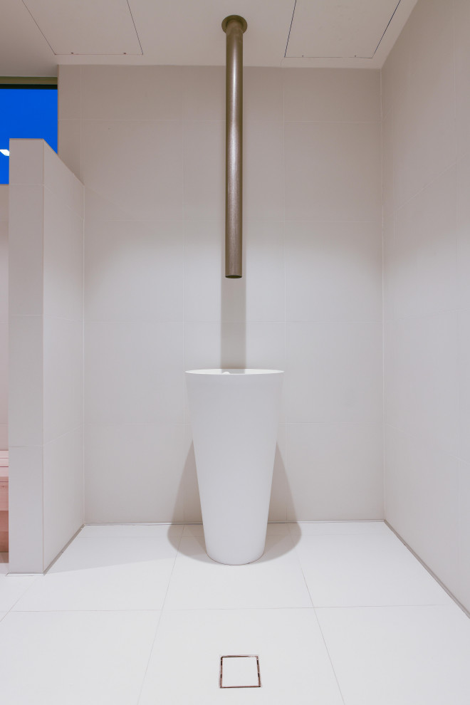 Diseño de cuarto de baño actual extra grande con baldosas y/o azulejos de cerámica y suelo blanco