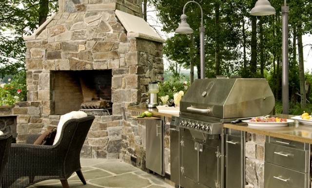 Outdoor Kitchen - Northern Michigan - Traditional - Patio 