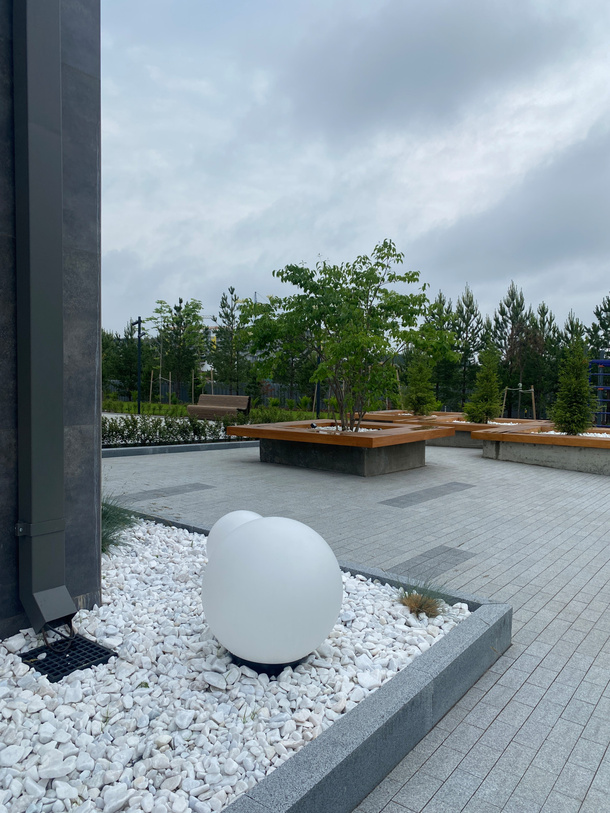 Современный сад на берегу реки