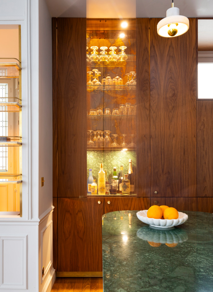 Esempio di una cucina classica di medie dimensioni con lavello sottopiano, ante in legno scuro, top in marmo, paraspruzzi a effetto metallico, paraspruzzi a specchio, pavimento in marmo, pavimento multicolore e top verde