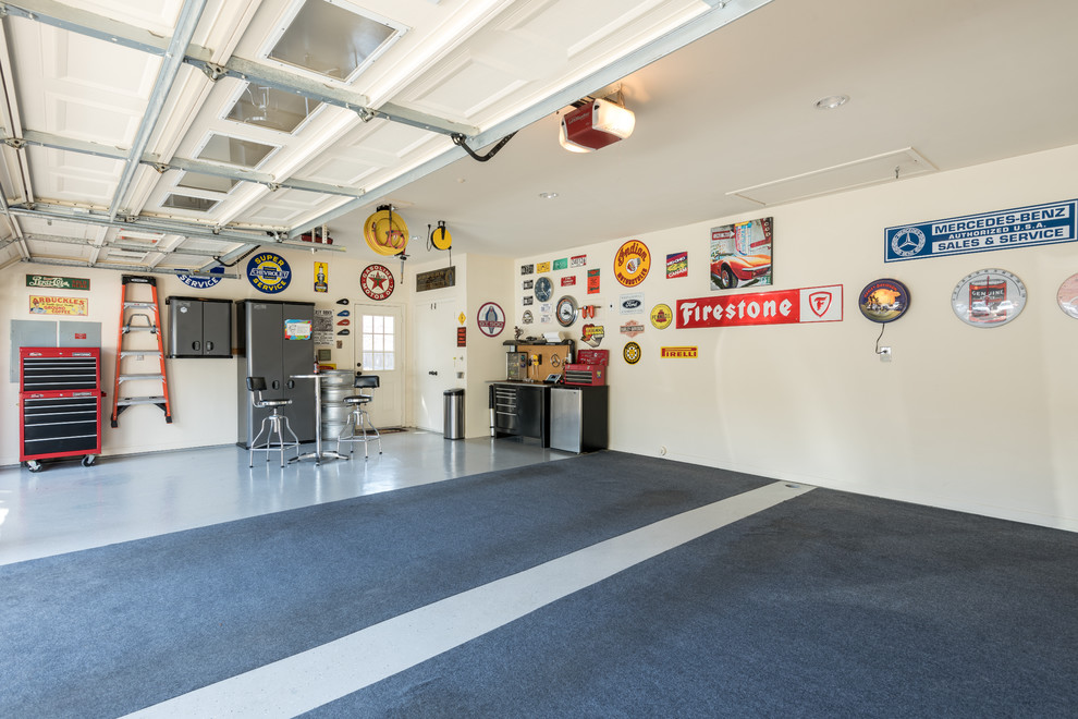 Exemple d'un garage attenant industriel avec un bureau, studio ou atelier.