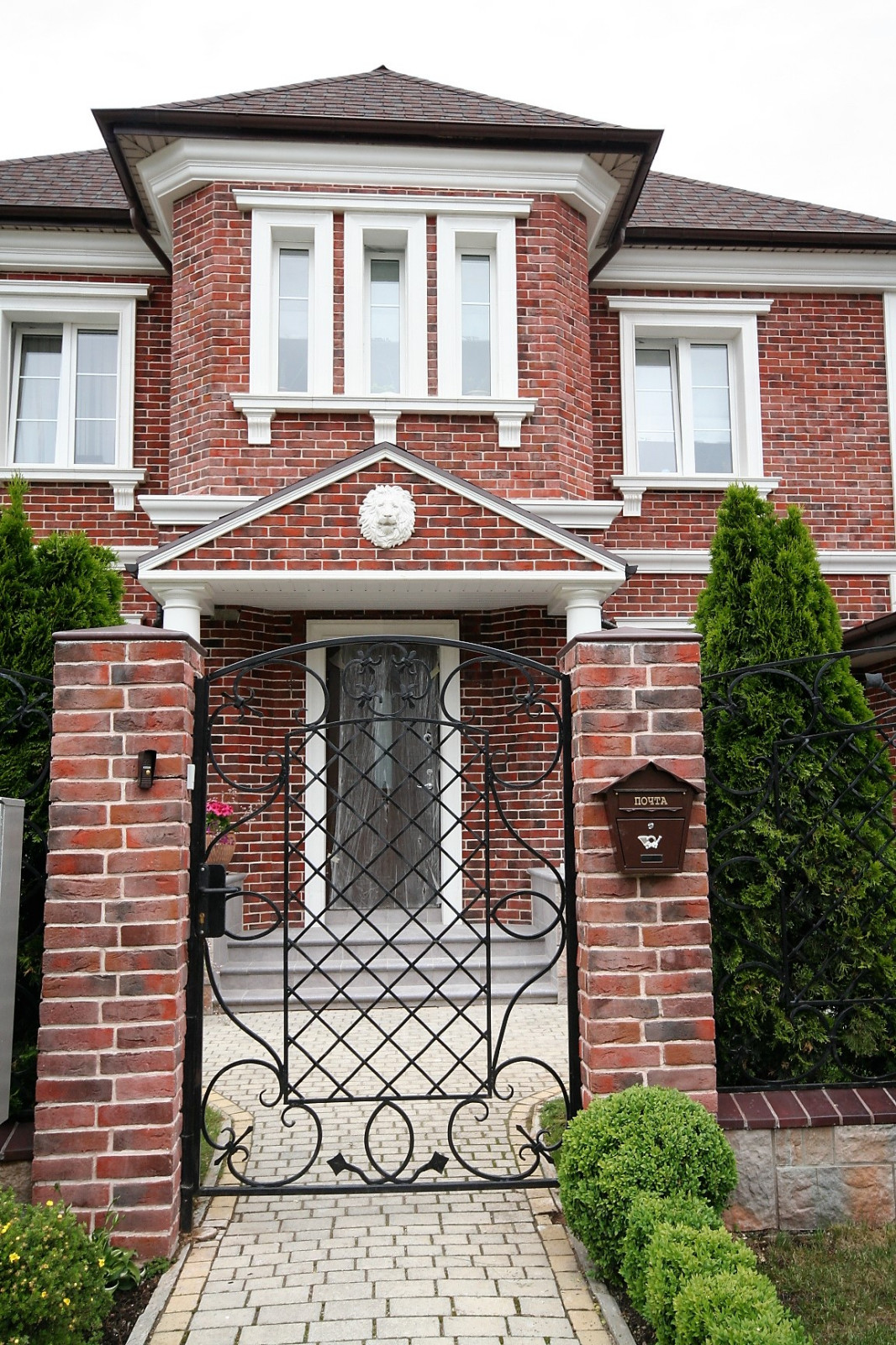 Фасад и крыльцо частного дома