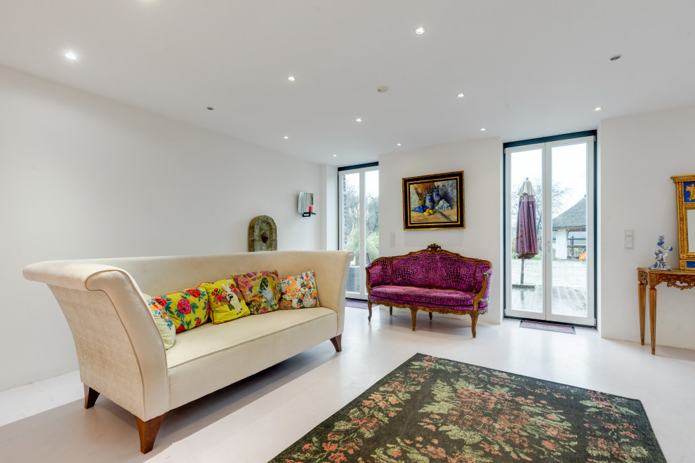 Пример оригинального дизайна: гостиная комната в стиле фьюжн с фиолетовым полом