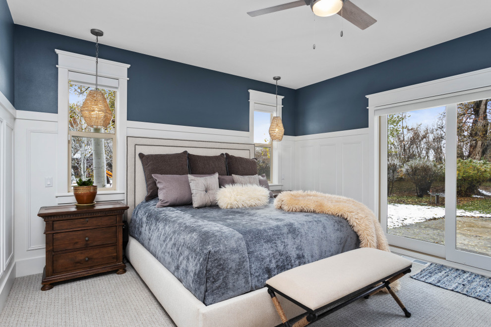 Стильный дизайн: большая хозяйская спальня в классическом стиле с синими стенами, ковровым покрытием, серым полом и панелями на стенах без камина - последний тренд