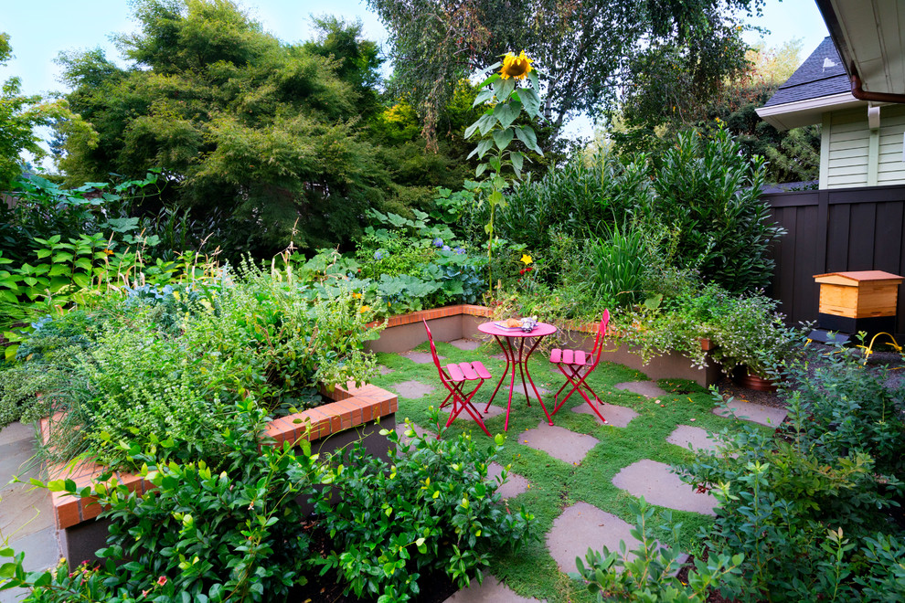 Mid-sized traditional garden in Portland with natural stone pavers.