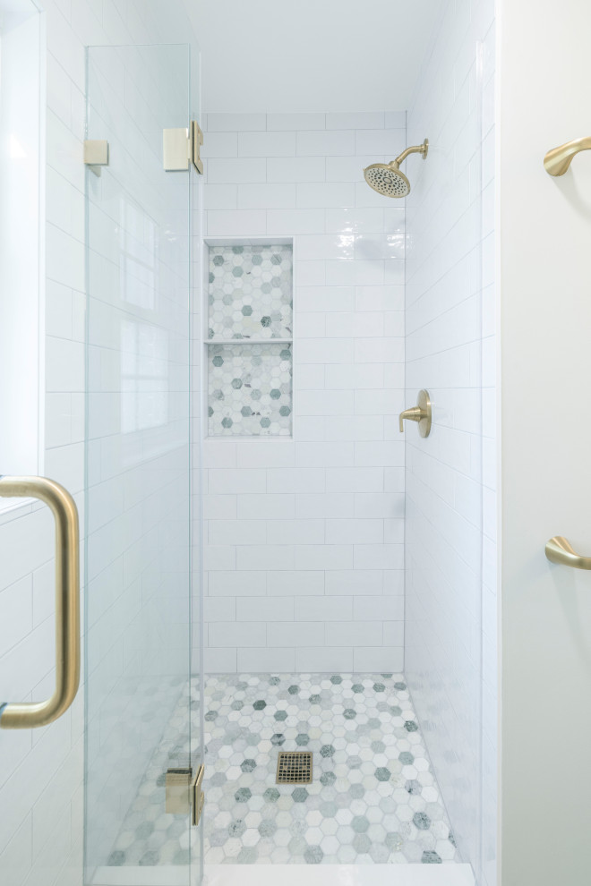 Idéer för att renovera ett mellanstort funkis vit vitt en-suite badrum, med skåp i shakerstil, gröna skåp, en dusch i en alkov, vit kakel, keramikplattor, gröna väggar, marmorgolv, ett undermonterad handfat, bänkskiva i kvarts, grönt golv och dusch med gångjärnsdörr