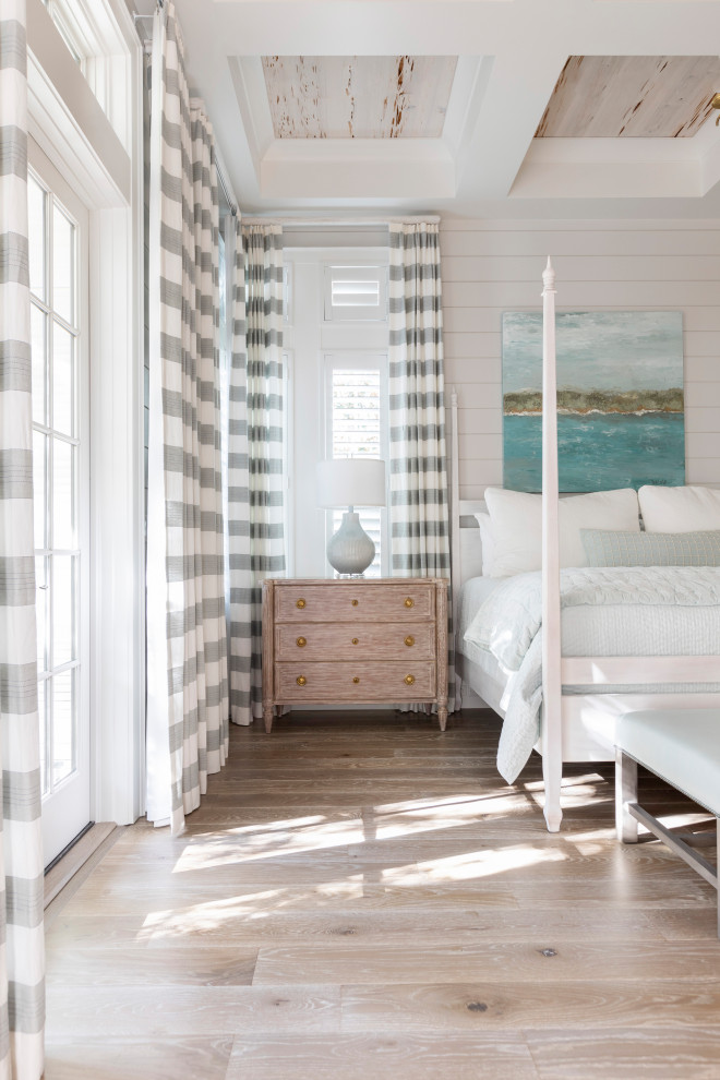 Источник вдохновения для домашнего уюта: большая хозяйская спальня в морском стиле с белыми стенами, светлым паркетным полом, коричневым полом, кессонным потолком и стенами из вагонки