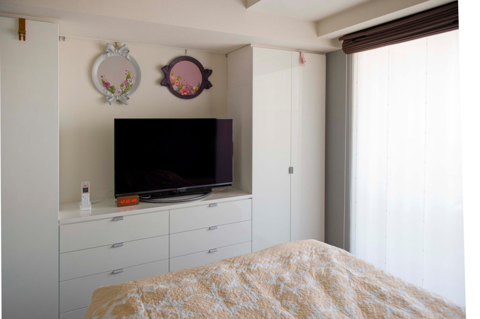 Kleines Modernes Hauptschlafzimmer ohne Kamin mit grauer Wandfarbe, gebeiztem Holzboden, braunem Boden, Tapetendecke und Tapetenwänden in Tokio Peripherie